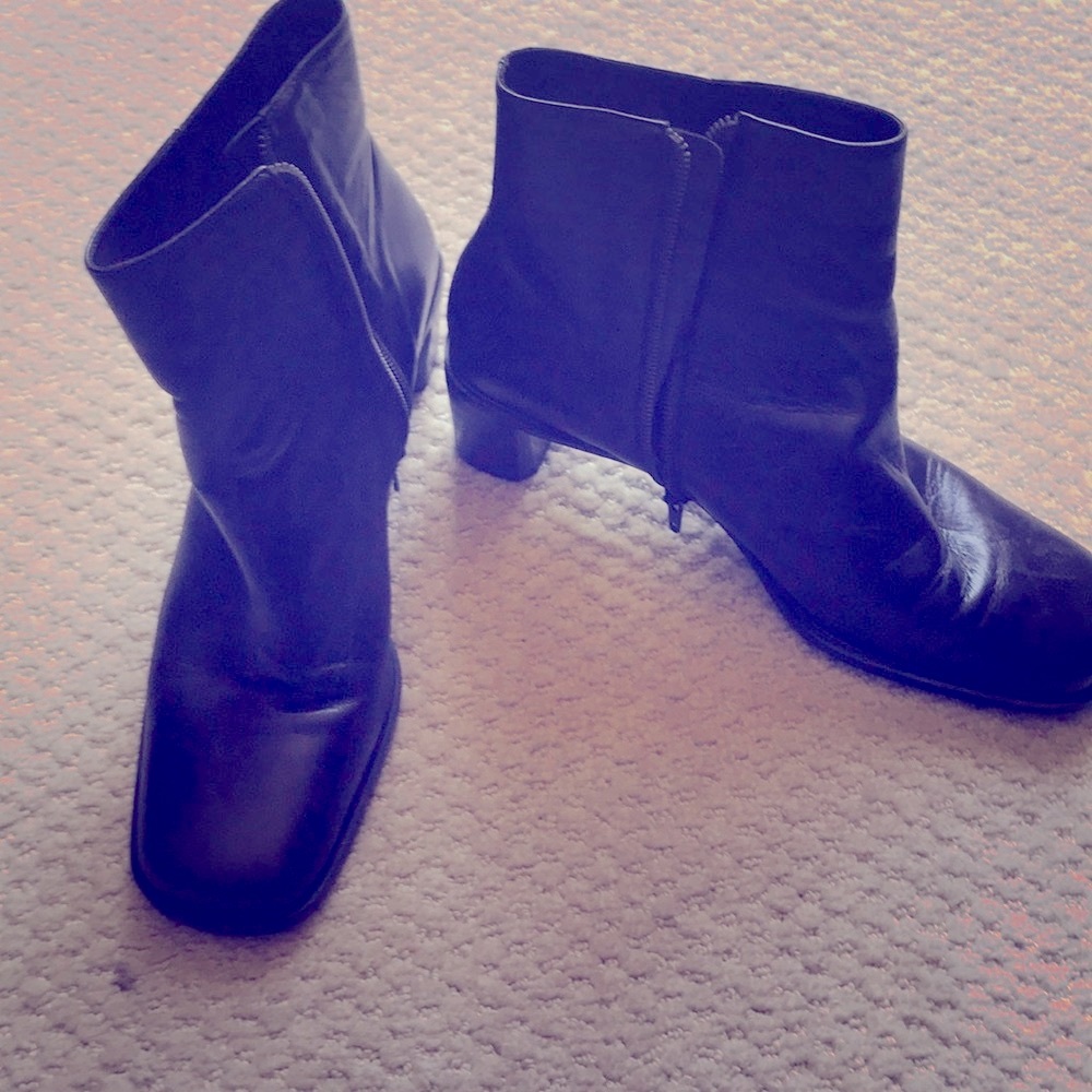 Essential zip up boots